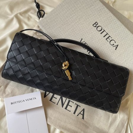 CLUTCH BOTTEGA "حجم وسط"